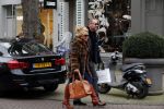 Amsterdam 13 februari 2016 
Connie Breukhoven en Eugene v Dun geven aan een vriendin een roos voor valentijnsdag.