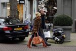 Amsterdam 13 februari 2016 
Connie Breukhoven en Eugene v Dun geven aan een vriendin een roos voor valentijnsdag.