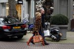 Amsterdam 13 februari 2016 
Connie Breukhoven en Eugene v Dun geven aan een vriendin een roos voor valentijnsdag.