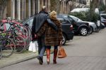 Amsterdam 13 februari 2016 
Connie Breukhoven en Eugene v Dun geven aan een vriendin een roos voor valentijnsdag.