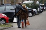 Amsterdam 13 februari 2016 
Connie Breukhoven en Eugene v Dun geven aan een vriendin een roos voor valentijnsdag.