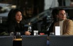 Amsterdam 8 maart 2016 
Holly Brood met (een) vriend op terras. In eerste instantie verbergt/ verstopt ze zichzelf in haar jas.