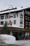 Zurs 22 februari 2016
Prinses Caroline van Monaco op wintersport met haar dochter Alexandra v Hannover.
Ik denk dat Caroline staat te praten met haar ex man Ernst van hannover. Ze slaapt in hotel Lorunser