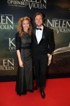 Amsterdam 22 februari 2016
Premiere Knielen op een Bed Violen in Tuschinski , Noortje Herlaar en partner Barry Atsma spelen de hoofdrol.  
Isabelle v t Groenewoud en partner .....