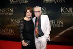 Amsterdam 22 februari 2016
Premiere Knielen op een Bed Violen in Tuschinski , Noortje Herlaar en partner Barry Atsma spelen de hoofdrol.
schrijver Jan Siebelink en partner