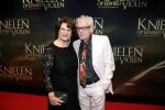 Amsterdam 22 februari 2016
Premiere Knielen op een Bed Violen in Tuschinski , Noortje Herlaar en partner Barry Atsma spelen de hoofdrol.
schrijver Jan Siebelink en partner