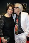Amsterdam 22 februari 2016
Premiere Knielen op een Bed Violen in Tuschinski , Noortje Herlaar en partner Barry Atsma spelen de hoofdrol.
schrijver Jan Siebelink en partner