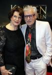 Amsterdam 22 februari 2016
Premiere Knielen op een Bed Violen in Tuschinski , Noortje Herlaar en partner Barry Atsma spelen de hoofdrol.
schrijver Jan Siebelink en partner