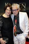 Amsterdam 22 februari 2016
Premiere Knielen op een Bed Violen in Tuschinski , Noortje Herlaar en partner Barry Atsma spelen de hoofdrol.
schrijver Jan Siebelink en partner