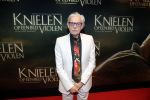 Amsterdam 22 februari 2016
Premiere Knielen op een Bed Violen in Tuschinski , Noortje Herlaar en partner Barry Atsma spelen de hoofdrol.
schrijver Jan Siebelink en partner
