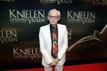 Amsterdam 22 februari 2016
Premiere Knielen op een Bed Violen in Tuschinski , Noortje Herlaar en partner Barry Atsma spelen de hoofdrol.
schrijver Jan Siebelink en partner