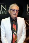 Amsterdam 22 februari 2016
Premiere Knielen op een Bed Violen in Tuschinski , Noortje Herlaar en partner Barry Atsma spelen de hoofdrol.
schrijver Jan Siebelink en partner