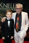 Amsterdam 22 februari 2016
Premiere Knielen op een Bed Violen in Tuschinski , Noortje Herlaar en partner Barry Atsma spelen de hoofdrol.
schrijver Jan Siebelink en partner
