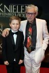 Amsterdam 22 februari 2016
Premiere Knielen op een Bed Violen in Tuschinski , Noortje Herlaar en partner Barry Atsma spelen de hoofdrol.
schrijver Jan Siebelink en partner