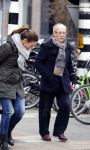Amsterdam 13 februari 2016 
Joop Braakhekke doet boodschappen op de pc hooftstraat.