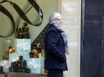 Amsterdam 13 februari 2016 
Joop Braakhekke doet boodschappen op de pc hooftstraat.