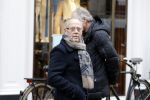 Amsterdam 13 februari 2016 
Joop Braakhekke doet boodschappen op de pc hooftstraat.