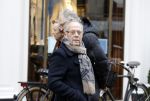 Amsterdam 13 februari 2016 
Joop Braakhekke doet boodschappen op de pc hooftstraat.