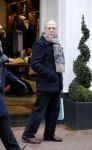 Amsterdam 13 februari 2016 
Joop Braakhekke doet boodschappen op de pc hooftstraat.