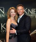 Amsterdam 22 februari 2016
Premiere Knielen op een Bed Violen in Tuschinski , Noortje Herlaar en partner Barry Atsma spelen de hoofdrol.
