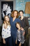 Laren 14 februari 2016
Opening expositie van Paulien Huizinga. Paulien met kinderen en ex schoonvader Jan Mol
