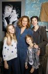Laren 14 februari 2016
Opening expositie van Paulien Huizinga. Paulien met kinderen en ex schoonvader Jan Mol