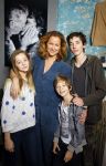 Laren 14 februari 2016
Opening expositie van Paulien Huizinga. Paulien met kinderen en ex schoonvader Jan Mol
