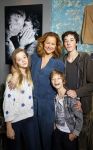 Laren 14 februari 2016
Opening expositie van Paulien Huizinga. Paulien met kinderen en ex schoonvader Jan Mol