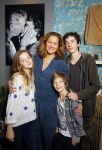 Laren 14 februari 2016
Opening expositie van Paulien Huizinga. Paulien met kinderen en ex schoonvader Jan Mol