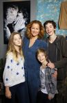 Laren 14 februari 2016
Opening expositie van Paulien Huizinga. Paulien met kinderen en ex schoonvader Jan Mol