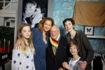Laren 14 februari 2016
Opening expositie van Paulien Huizinga. Paulien met kinderen en ex schoonvader Jan Mol