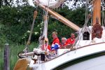 Muiden 9 juni 2001

Prins Willem Alexander en Yvonne v Gennip, Cees Wolzak, Jan Loorbach varen met de Groene Draeck. Allen zijn lid van de club van 144

Peter Smulders bv