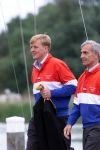 Muiden 9 juni 2001

Prins Willem Alexander en Yvonne v Gennip, Cees Wolzak, Jan Loorbach varen met de Groene Draeck. Allen zijn lid van de club van 144

Peter Smulders bv
