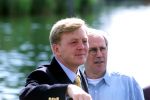 Muiden 9 juni 2001

Prins Willem Alexander en Yvonne v Gennip, Cees Wolzak, Jan Loorbach varen met de Groene Draeck. Allen zijn lid van de club van 144

Peter Smulders bv