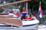 Muiden 9 juni 2001

Prins Willem Alexander en Yvonne v Gennip, Cees Wolzak, Jan Loorbach varen met de Groene Draeck. Allen zijn lid van de club van 144

Peter Smulders bv