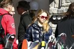 Zurs 22 februari 2016
Prinses Caroline van Monaco op wintersport met haar dochter Alexandra v Hannover.
Ik denk dat Caroline staat te praten met haar ex man Ernst van hannover. Ze slaapt in hotel Lorunser