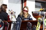 Zurs 22 februari 2016
Prinses Caroline van Monaco op wintersport met haar dochter Alexandra v Hannover.
Ik denk dat Caroline staat te praten met haar ex man Ernst van hannover. Ze slaapt in hotel Lorunser
