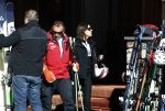 Zurs 22 februari 2016
Prinses Caroline van Monaco op wintersport met haar dochter Alexandra v Hannover.
Ik denk dat Caroline staat te praten met haar ex man Ernst van hannover. Ze slaapt in hotel Lorunser