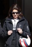 Zurs 22 februari 2016
Prinses Caroline van Monaco op wintersport met haar dochter Alexandra v Hannover.
Ik denk dat Caroline staat te praten met haar ex man Ernst van hannover. Ze slaapt in hotel Lorunser