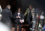 Zurs 22 februari 2016
Prinses Caroline van Monaco op wintersport met haar dochter Alexandra v Hannover.
Ik denk dat Caroline staat te praten met haar ex man Ernst van hannover. Ze slaapt in hotel Lorunser