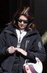Zurs 22 februari 2016
Prinses Caroline van Monaco op wintersport met haar dochter Alexandra v Hannover.
Ik denk dat Caroline staat te praten met haar ex man Ernst van hannover. Ze slaapt in hotel Lorunser