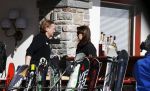 Zurs 22 februari 2016
Prinses Caroline van Monaco op wintersport met haar dochter Alexandra v Hannover.
Ik denk dat Caroline staat te praten met haar ex man Ernst van hannover. Ze slaapt in hotel Lorunser