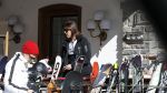 Zurs 22 februari 2016
Prinses Caroline van Monaco op wintersport met haar dochter Alexandra v Hannover.
Ik denk dat Caroline staat te praten met haar ex man Ernst van hannover. Ze slaapt in hotel Lorunser