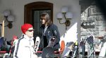 Zurs 22 februari 2016
Prinses Caroline van Monaco op wintersport met haar dochter Alexandra v Hannover.
Ik denk dat Caroline staat te praten met haar ex man Ernst van hannover. Ze slaapt in hotel Lorunser