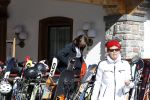 Zurs 22 februari 2016
Prinses Caroline van Monaco op wintersport met haar dochter Alexandra v Hannover.
Ik denk dat Caroline staat te praten met haar ex man Ernst van hannover. Ze slaapt in hotel Lorunser