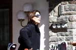 Zurs 22 februari 2016
Prinses Caroline van Monaco op wintersport met haar dochter Alexandra v Hannover.
Ik denk dat Caroline staat te praten met haar ex man Ernst van hannover. Ze slaapt in hotel Lorunser