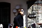 Zurs 22 februari 2016
Prinses Caroline van Monaco op wintersport met haar dochter Alexandra v Hannover.
Ik denk dat Caroline staat te praten met haar ex man Ernst van hannover. Ze slaapt in hotel Lorunser
