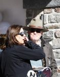 Zurs 22 februari 2016
Prinses Caroline van Monaco op wintersport met haar dochter Alexandra v Hannover.
Ik denk dat Caroline staat te praten met haar ex man Ernst van hannover. Ze slaapt in hotel Lorunser