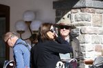 Zurs 22 februari 2016
Prinses Caroline van Monaco op wintersport met haar dochter Alexandra v Hannover.
Ik denk dat Caroline staat te praten met haar ex man Ernst van hannover. Ze slaapt in hotel Lorunser