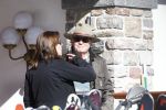 Zurs 22 februari 2016
Prinses Caroline van Monaco op wintersport met haar dochter Alexandra v Hannover.
Ik denk dat Caroline staat te praten met haar ex man Ernst van hannover. Ze slaapt in hotel Lorunser